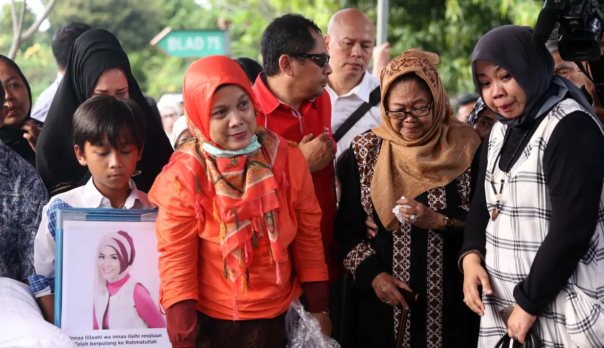 Suasana duka mengantarkan jenazah Renita Sukardi ke peristirahatan terakhirnya. Anak, suami, ayah serta saudara, teman sesama artis. Begitu juga teman syuting dalam sinetron terakhirnya, Tukang Ojek Pengkolan (TOP). (Nurwahyunan/Bintang.com)
