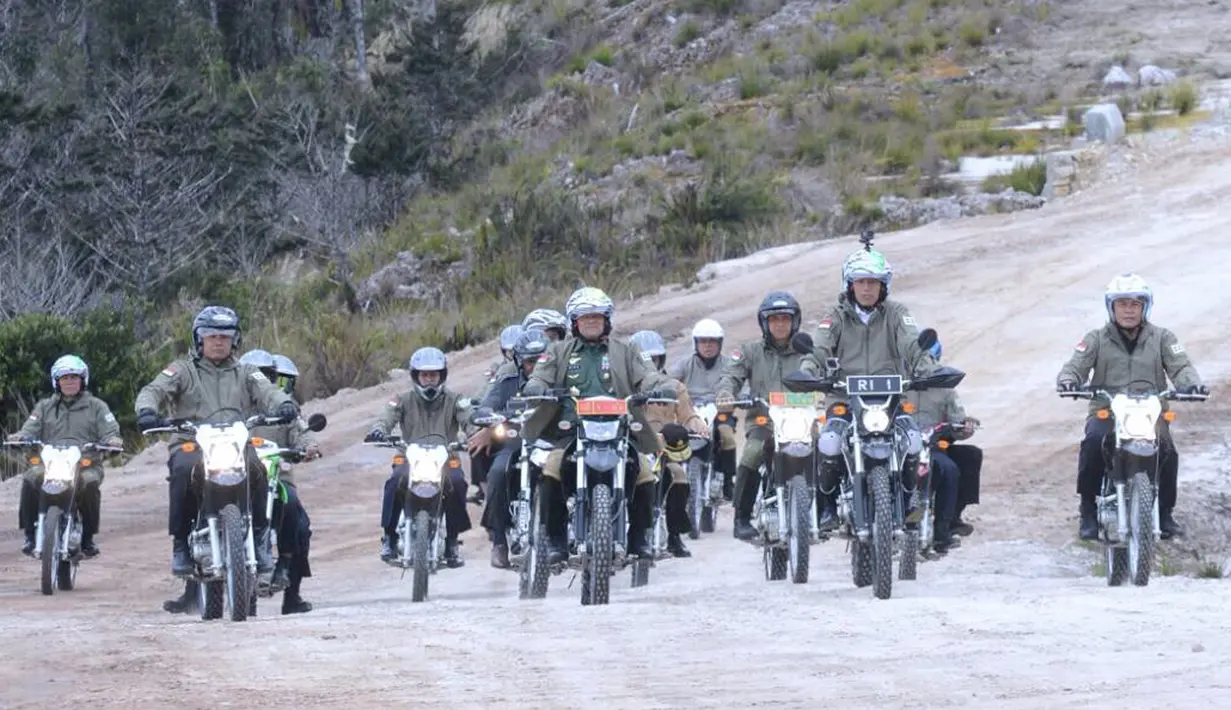 Presiden Jokowi didampingi Panglima TNI Jenderal Gatot Nurmantyo, Menteri PUPR Basuki Hadimuljono dan KSAD Jenderal TNI Mulyono mengendarai motor trail saat meninjau pembangunan jalan Trans Papua ruas Wamena-Mamugu 1, Papua, Rabu (10/5). (Dok. Biro Pers)
