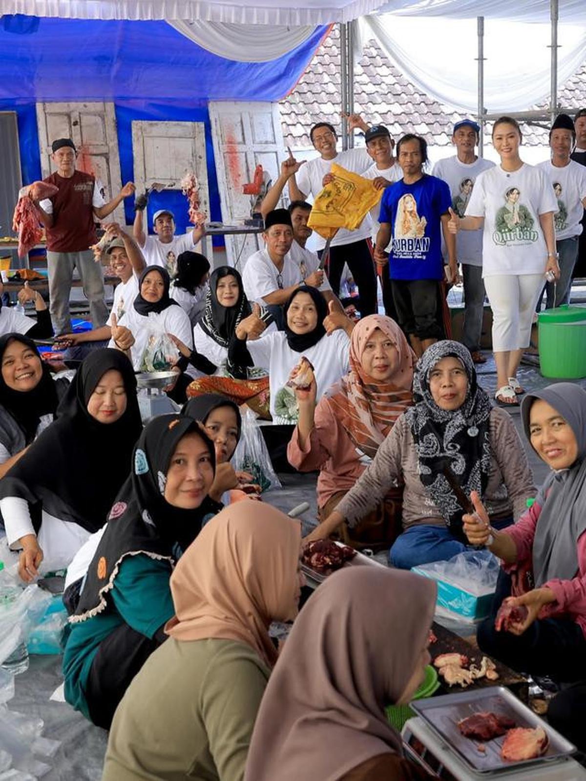 6 Potret Inul Daratista Sembelih Hewan Kurban Idul Adha, Insyaallah Tahun Depan Banyak Rezeki