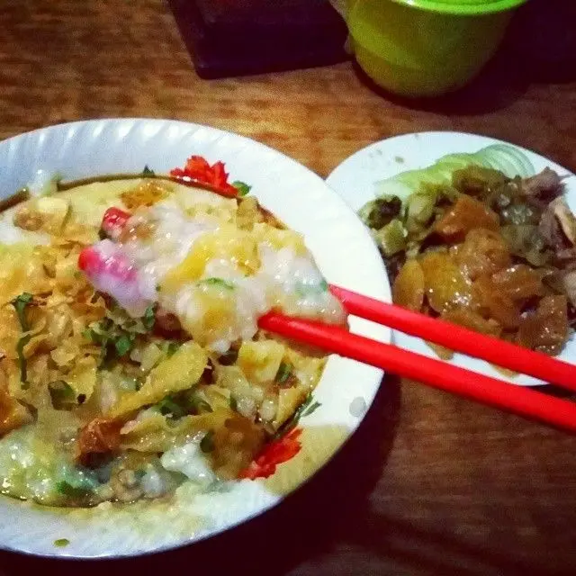 6 Cara Nyeleneh Orang Makan Bubur Ayam Ini Kocak, Bikin Kenyang Duluan