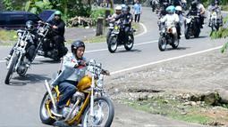 Presiden Joko Widodo atau Jokowi mengendarai motor Chopper saat blusukan di Sukabumi, Jawa Barat, Minggu (8/4). Presiden mengendarai motornya untuk meninjau pelaksanaan program padat karya tunai. (Liputan6.com/Pool/Biro Pers Setpres)