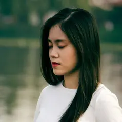 Ilustrasi seorang perempuan sedang melakukan meditasi untuk menenangkan pikiran (Unsplash/Le Minh Phuong)