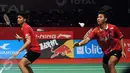 Ganda putra Indonesia, AnggaPratama/Ricky K Suwardi mengembalikan bola ke Hiroyuki Endo/Kenichi Hayakawa di Total BWF World Championships 2015 di Jakarta, Jumat (14/8/2015). Angga/Ricky menyerah 17-21, 21-14, 18-21. (Liputan6.com/Helmi Fithriansyah)