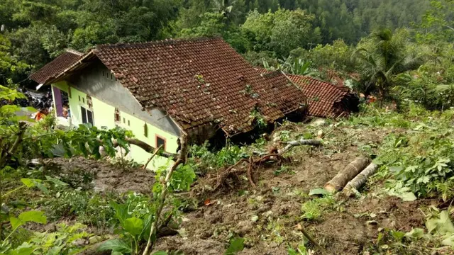 Longsor menimpa bagian belakang empat rumah di Desa Mandala Kecamatan Cimanggu, Cilacap. (Liputan6.com/Muhamad Ridlo)