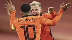 Gelandang timnas Belanda, Donny van de Beek berselebrasi dengan rekannya, Memphis Depay setelah mencetak gol ke gawang Spanyol dalam laga persahabatan internasional di Johan Cruijff ArenA, Amsterdam, Kamis dinihari WIB (12/11/2020). Kedua tim bermain sama kuat 1-1. (Dean Mouhtaropoulos/Pool via AP)