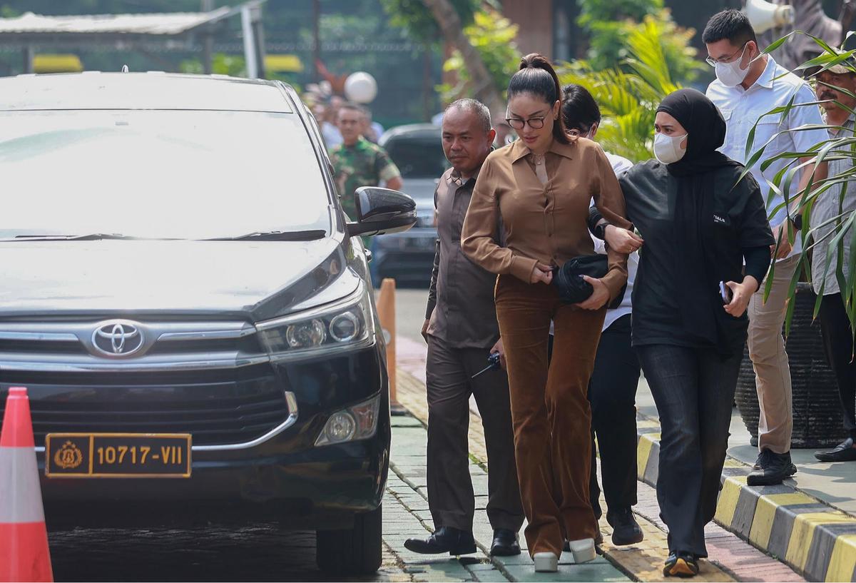 FOTO: Nikita dan Asistennya Mail Diserahkan ke Kejari Jakarta Selatan