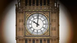 Lonceng Big Ben di menara jam terkenal di gedung parlemen Inggris, London resmi membisu, Senin (21/8). Lonceng terakhir Big Ben terdengar pukul 12 siang waktu setempat sekaligus menandakan dimulainya proses restorasi dan renovasi (AP Photo/Frank Augstein)