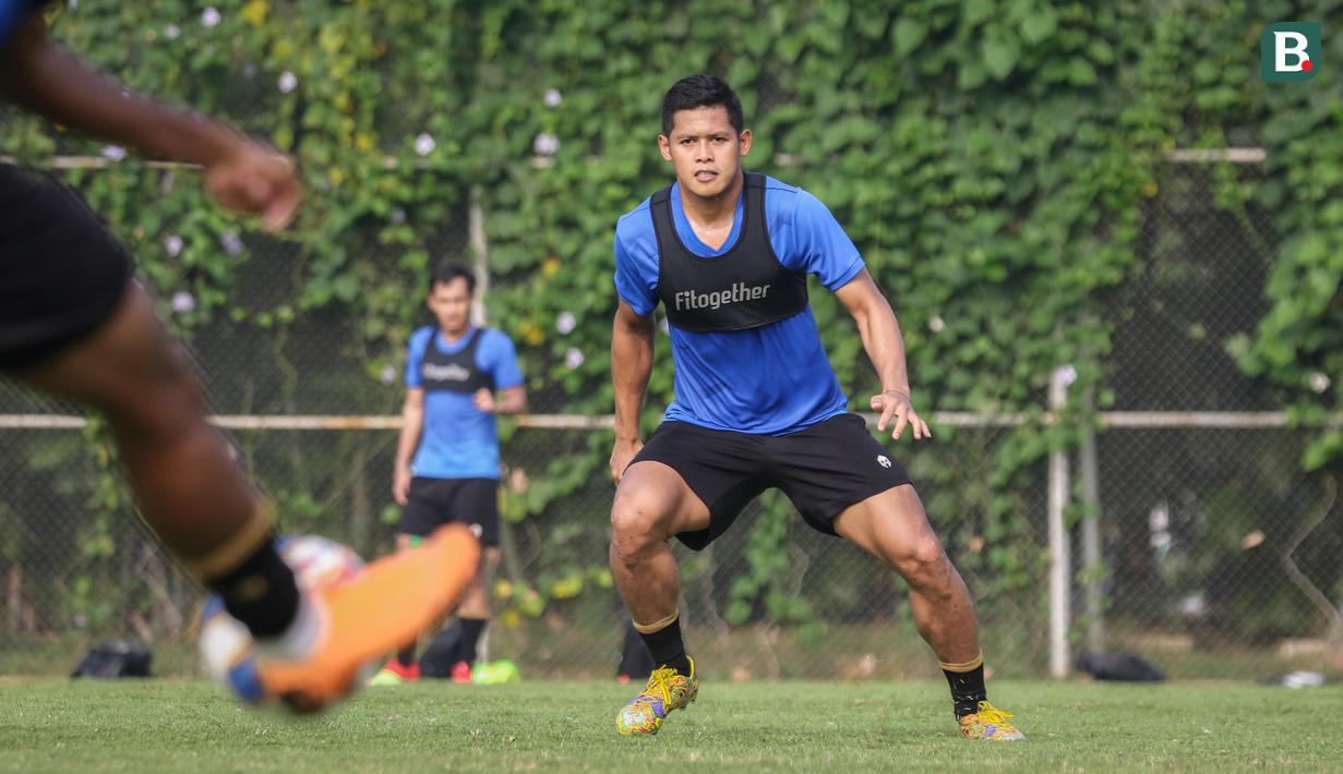 Taufik Hidayat merupakan penyerang Persija yang mendapatkan panggilan pertamanya saat pemusatan latihan pada September 2021. Penyerang 21 tahun tersebut hingga saat ini belum mencetak gol di BRI Liga 1 musim 2021/2022 walaupun sudah bermain selama 189 menit. (Bola.com/Bagaskara Lazuardi)