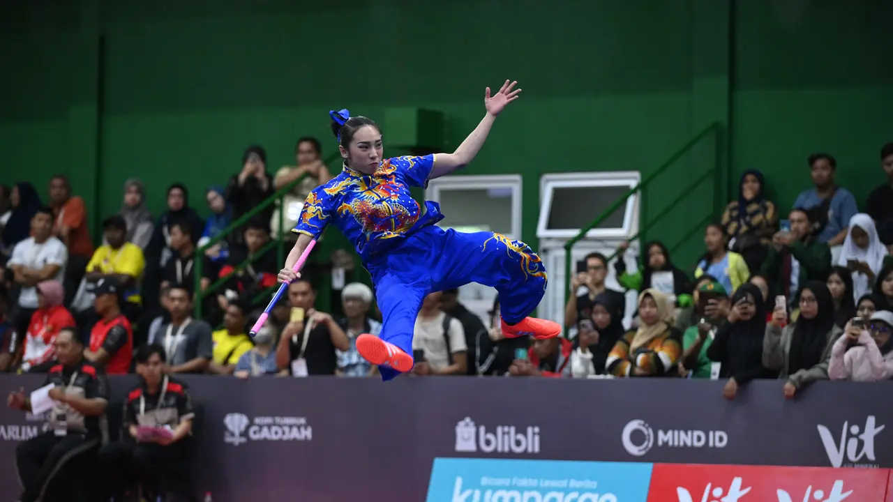 Aksi atlet wushu Jennifer Tjahyadi di PON Bela Diri 2025