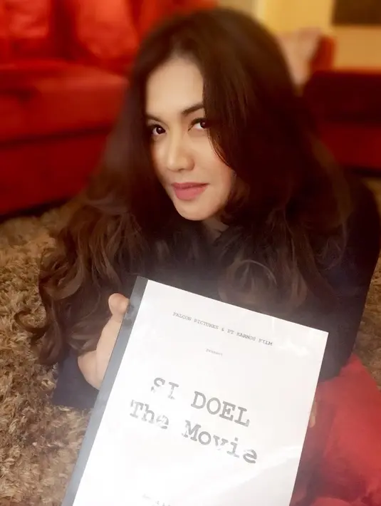 "Semoga cepat dapatkan hidayah bu," tulis iim_alhihu. "Aku sebagai santri jadi cemburu, mbak kalah cepet bisa sowan ke Habib Luthfi," tulis santri_keliling. "Masya Allah... Subhanallah...Alhamdulillah... Mbak Cornelia Agatha Bersama Dengan Habib Luthfi bin Yahya Adem Sejuk Dilihatnya," @Sherly0ctaviany. [Instagram/perempuanpanggung]