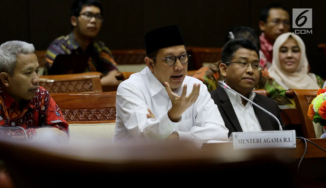 Menteri Agama Lukman Hakim Saifuddin menyampaikan keterangan dalam rapat kerja dengan Komisi VIII DPR di Senayan, Jakarta (24/5). Dalam rapat, Menteri Agama mengklarifikasi tentang daftar 200 mubaligh. (Liputan6.com/JohanTallo)