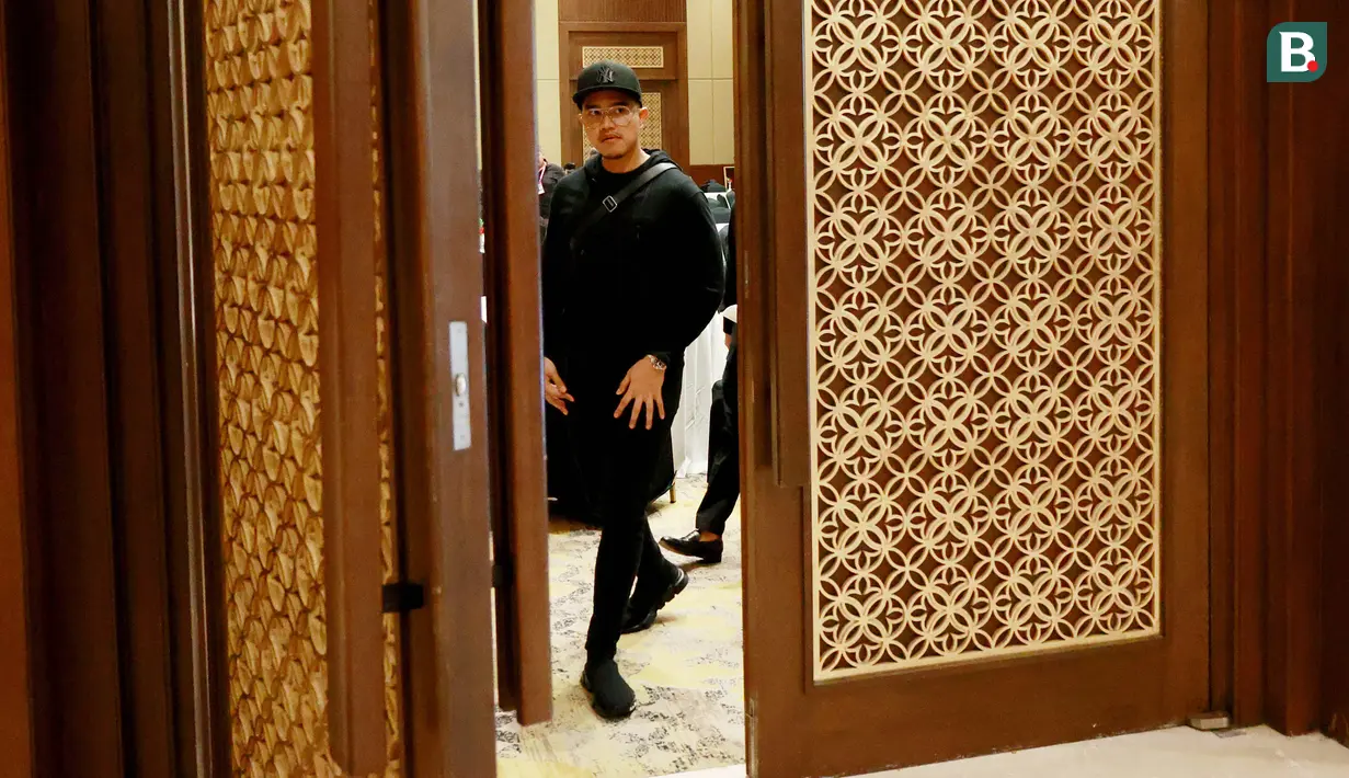 Anak bungsu dari Presiden Jokowi Widodo tersebut hadir di acara pembukaan Kongres Biasa PSSI 2023 dengan menggunakan pakaian casual serba hitam. (Bola.com/M Iqbal Ichsan)