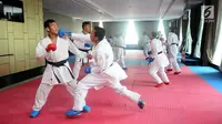 Sejumlah karateka Indonesia saat berlatih di Pelatnas Karate di Kawasan Permata Hijau, Jakarta, Jumat (9/6). Latihan ini bagian persiapan berlaga di ajang Sea Games 2017 Malaysia dan Asian Games 2018. (Liputan6.com/Helmi Fithriansyah)
