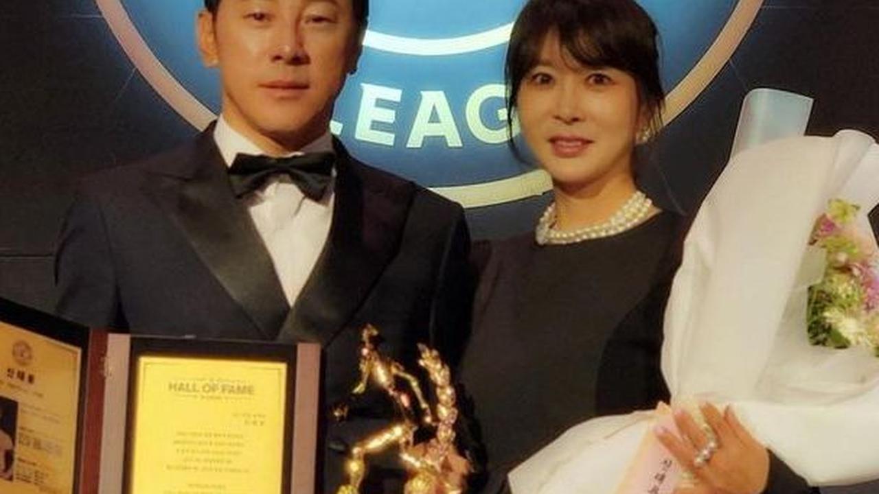Ini potret kemesraan Shin Tae-yong dan sang istri. Keduanya telah menikah selama 29 tahun. Ini momen Cha Yong-joo yang menemani couch STY saat menerima penghargaan.