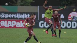 Ismed Sofyan (kiri) mengecoh rekannya Rohit Chand pada sesi latihan tim jelang laga Gojek Liga 1 bersama Bukalapak di Stadion PTIK, Jakarta, Senin (25/6/2018). Persija akan melawan Persebaya pada 26 Juni 2018. (Bola.com/Nick Hanoatubun)