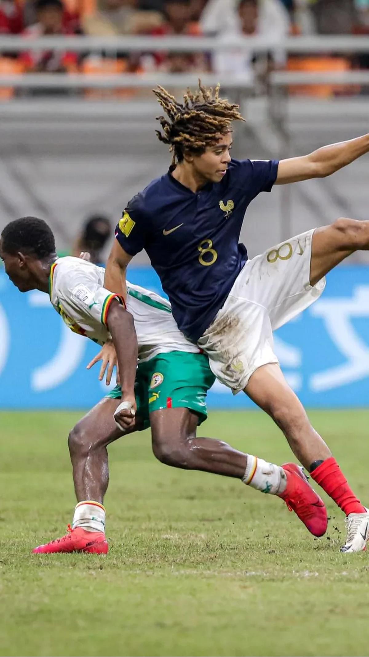 Duel antara pemain Prancis U-17 dengan Senegal U-17 yang cukup sengit di babak 16 Besar Piala Dunia U-17 2023 di Jakarta International Stadium (JIS).
