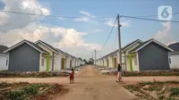 Aktivitas warga di perumahan subsidi kawasan Klapanunggal, Kabupaten Bogor, Jawa Barat, Rabu (16/6/2021). Bantuan pembiayaan perumahan subsidi sebagai upaya memenuhi kebutuhan hunian layak terutama bagi masyarakat berpenghasilan rendah (MBR). (merdeka.com/Iqbal S. Nugroho)