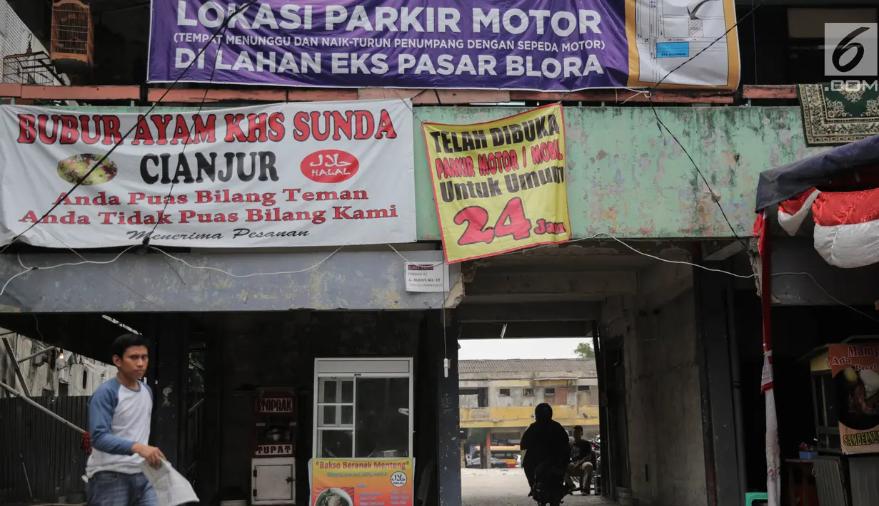 Warga melintas di sekitar kawasan bekas Pasar Blora, Jakarta, Selasa (5/9). Dishub menyiapkan kantong parkir di lokasi perbatasan untuk pengendara dapat beralih ke kendaraan umum saat perluasan pelarangan kendaraan bermotor. (Liputan6.com/Faizal Fanani)