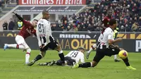 Penyerang AC Milan, Ante Rebic (kiri), berhasil mencetak dua gol sekaligus membantu timnya menang 3-2 atas Udinese pada laga pekan ke-20 Serie A, di San Siro, Minggu (19/1/2020). (AP Photo/Luca Bruno)