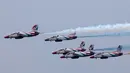 Atraksi aerobatik jet Angkatan Udara Pakistan dalam sesi latihan jelang parade militer menyambut Hari Republik Pakistan di Islamabad, Rabu (21/3). Pakistan akan merayakan Hari Republiknya pada 23 Maret 2018. (AP Photo/B.K. Bnagash)