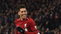 Roberto Firmino berhasil mencetak gol Liverpool yang ke-1000 di Stadion Anfield, saat bersua Crystal Palace, pada laga pekan ke-23 Premier League, Sabtu (19/1/2019). (AFP/Paul Ellis)