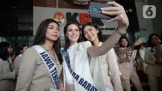 Sejumlah finalis Puteri Indonesia berswafoto saat menyambangi Gedung Merah Putih KPK di Jakarta, Selasa (3/3/2020). Kunjungan para finalis Puteri Indonesia  yang berjumlah 39 orang tersebut untuk memperoleh pengetahuan antikorupsi. (merdeka.com/Dwi Narwoko)