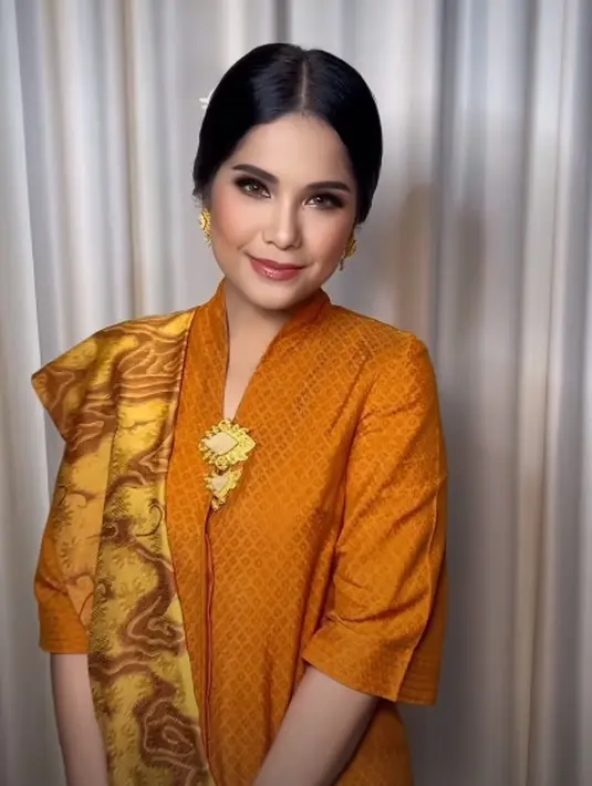 Annisa Yudhoyono tak kalah elegan dengan kebaya encim orange dan kain batik satin gold [@barry_irawan]
