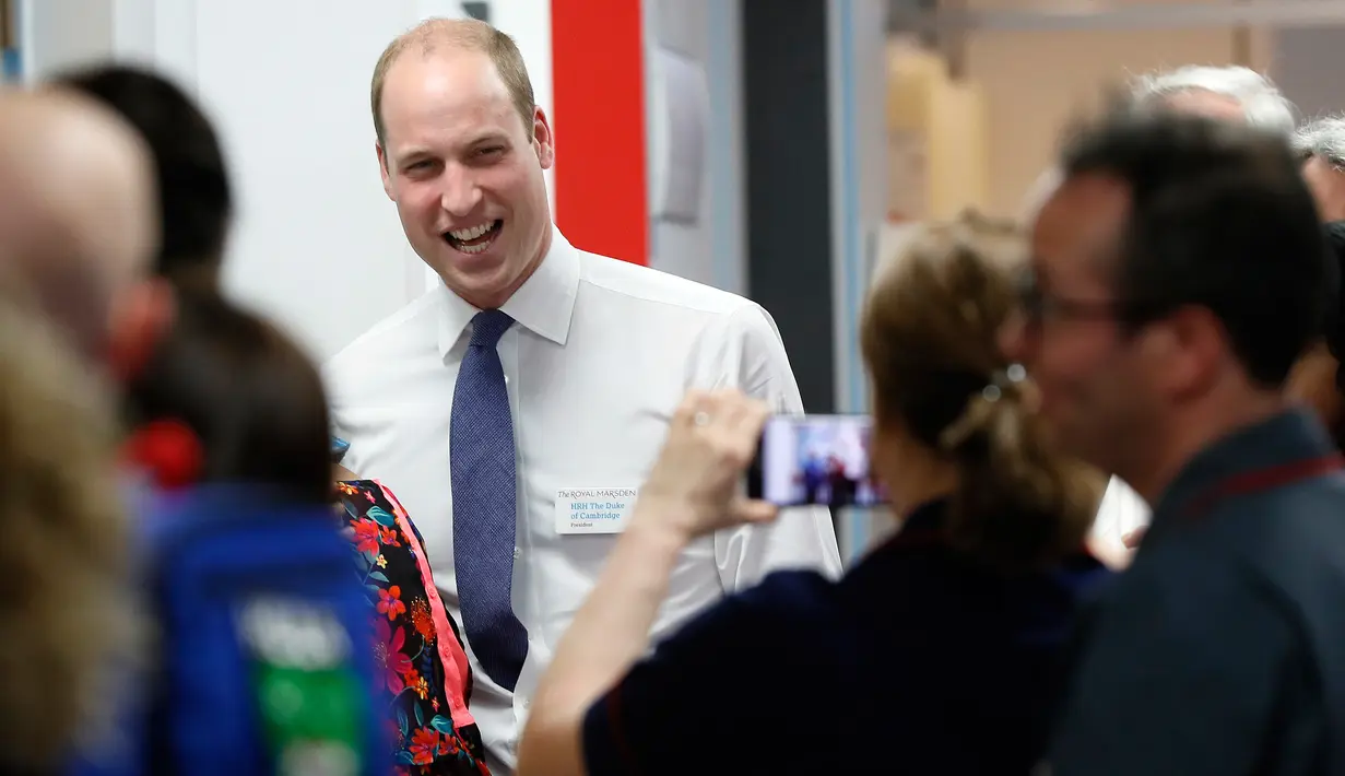 Pangeran William tersenyum saat menyapa sejumlah pengujung rumah sakit Royal Marsden di London, Selasa (16/5). Dalam kunjungannya itu, Pangeran William menghibur sejumlah pasien anak pengidap kanker (AP Photo/Kirsty Wigglesworth, pool)