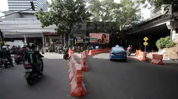 Kendaraan melintas di  Jalan Blora, Jakarta, saat uji coba rekayasa lalu lintas, Rabu (10/1). Rekayasa lalu lintas ini meliputi Jalan Kendal, Tanjung Karang dan Blora yang hanya dapat melaju satu arah ke Stasiun Sudirman Baru. (Liputan6.com/Arya Manggala)
