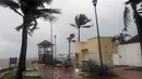<p>Pohon palem tertiup angin sebelum Badai Agatha mendarat di Huatulco, Negara Bagian Oaxaca, Meksiko pada Senin (30/5/2022). Badai Agatha, yang pertama musim ini, mendarat pada hari Senin di dekat serangkaian resor pantai di Pantai Pasifik Meksiko, di mana penduduk dan turis bersembunyi di tempat perlindungan badai. (Gil OBED / AFP)</p>
