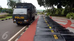 Sejumlah tameng Polisi diletakan di sekitar pintu masuk Gedung MPR/DPR RI, kompleks parlemen, Senayan, Jakarta, Jumat (31/3). Polda Metro Jaya memberikan pengamanan ketat di sekitar gedung DPR terkait aksi 31 Maret. (Liputan6.com/Johan Tallo)