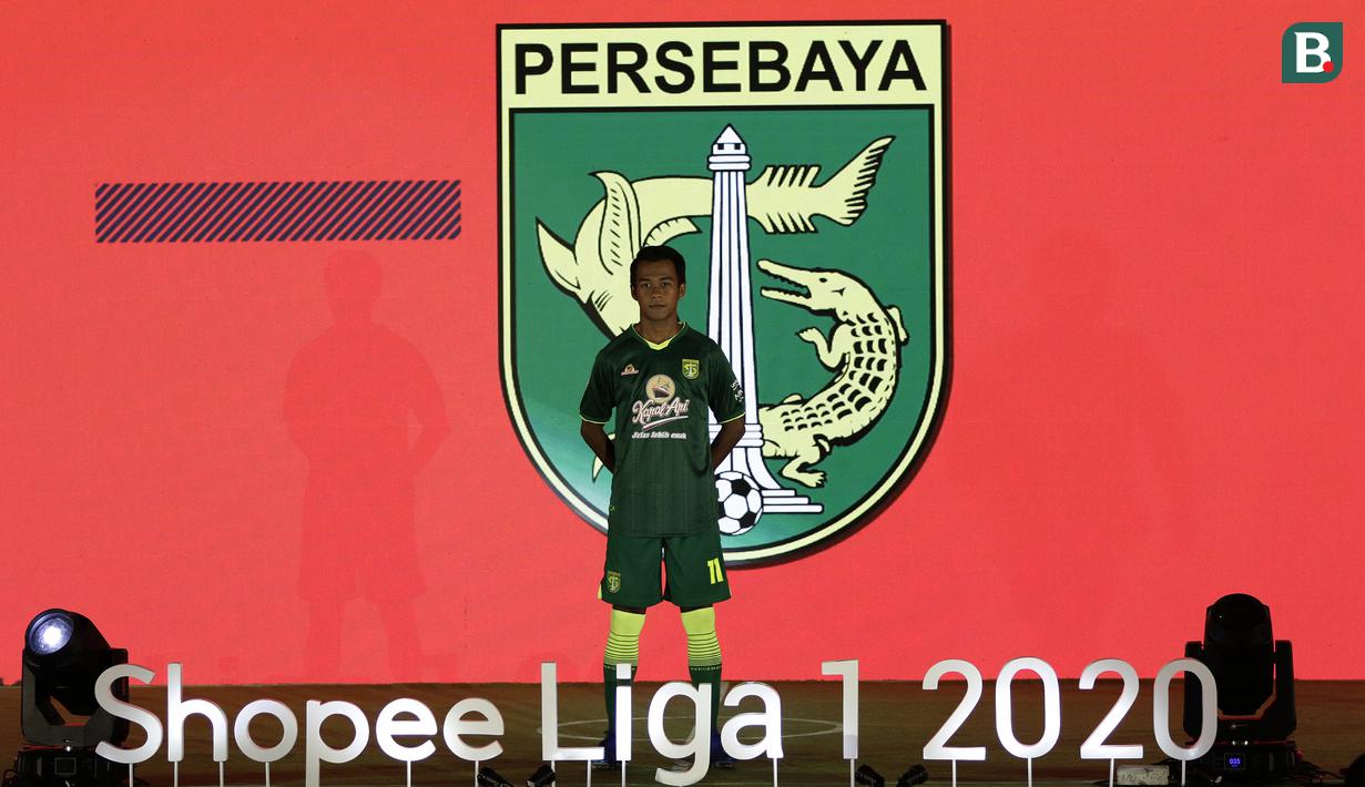 Pemain Persebaya, Muhammad Supriadi, menunjukan jersey tim Persebaya saat launching Shopee Liga 1 di Hotel Fairmont, Jakarta, Senin (24/2). Sebanyak 18 klub pamerkan jersey untuk kompetisi Shopee Liga 1 2020. (Bola.com/Yoppy Renato)