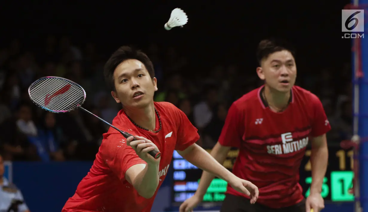 Ganda Putra, Hendra Setiawan dan Boon Heong Taan saat laga melawan Hiroyuki Endo/Yuta Watanabe di babak 32 besar Indonesia Open 2017 di Jakarta, Rabu (14/6). Hendra Setiawan/Boon Heong Taan unggul 10-21, 26-24, 23-21. (Liputan6.com/Helmi Fithriansyah)