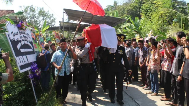 Kapolres Kebumen, AKBP Arief Bahtiar turut memanggul jenazah Briptu Anumerta Wahyu Catur Pamungkas ke pemakaman. (Foto: Liputan6.com/Galoeh Widura/Muhamad Ridlo)