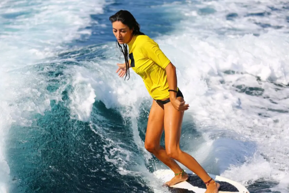Tak Cuma Stylish, Ini Baju Surfing Wanita Berkualitas yang Nyaman Dipakai Seharian