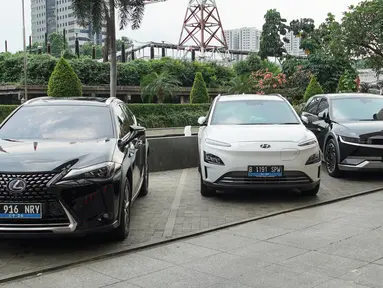 Deretan mobil elektrik dihadirkan pada HUT Ke-1 Komunitas Mobil Elektrik Indonesia (KOLEKSI) di Jakarta (4/06/2022). Lebih dari 200 anggota KOLEKSI dari berbagai wilayah di Indonesia, 80 anggota diantaranya dari Jabodetabek dan Jawa Barat ikut andil dalam percepatan adopsi electronic vehicle (EV) di tanah air dan mendukung mewujudkan Indonesia menuju energi hijau dan bebas polusi. (Liputan6.com/HO/Koleksi)
