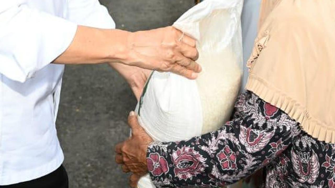 Pemerintah Jokowi Setop Sementara Bagi-Bagi Bansos, Ini Alasannya