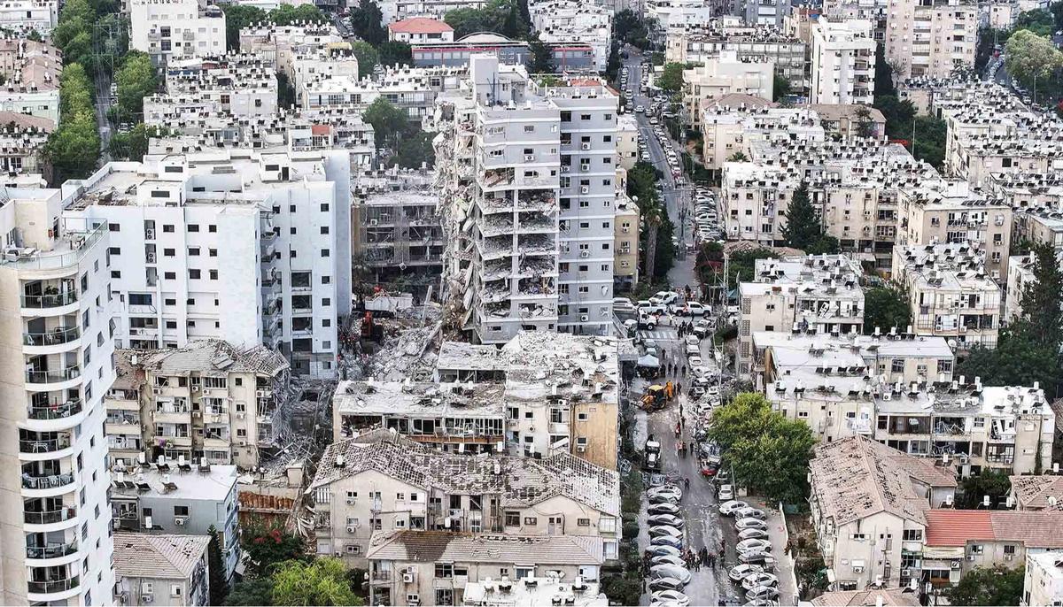 FOTO: Pemandangan Mengenaskan, Rudal Balistik Iran Hancurkan Bangunan di Kota Bat Yam Israel