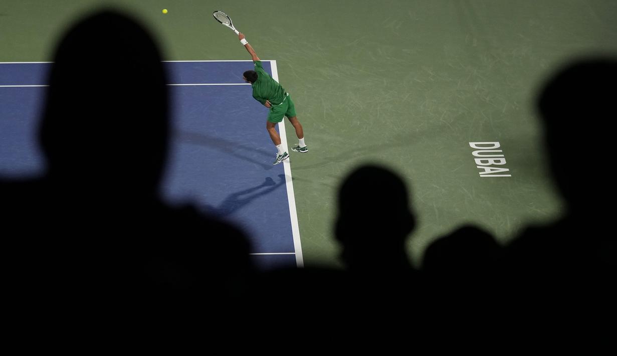 Djokovic telah menghabiskan rekor 361 minggu sebagai peringkat satu dunia, namun ia bisa kehilangan posisinya di peringkat teratas jika Daniil Medvedev memenangkan Meksiko Terbuka minggu ini di Acapulco. Bahkan dengan kemenangannya di Dubai. (AP/Kamran Jebreili)