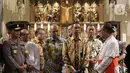 Penjabat (Pj) Gubernur DKI Jakarta, Heru Budi Hartono (tengah) berbincang bersama Pastor Kepala Gereja Katedral Jakarta, Albertus Hani Rudi Hartoko SJ, Jakarta, Sabtu (24/12/2022). Heru Budi ditemani Kapolda Metro Jaya, M Fadil Imran melakukan peninjauan ke gereja-gereja untuk memberi pesan damai dan toleransi di DKI Jakarta. (Liputan6.com/Helmi Fithriansyah)
