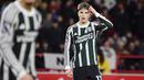 Pemain Manchester United, Alejandro Garnacho, tampak kebingungan saat MU ditaklukkan Nottingham Forest pada laga pekan ke-20 Premier League 2023/2024, Minggu (31/12/2023) dini hari WIB. (AP Photo/Rui Vieira)