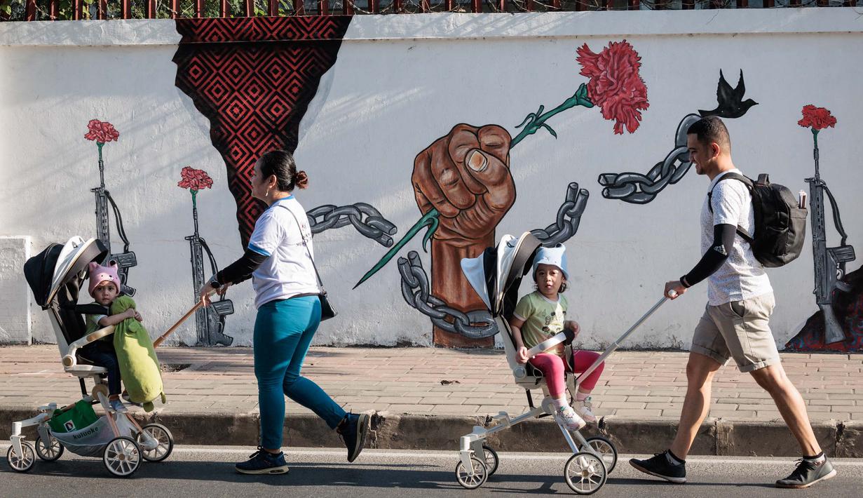 Kunjungan ini merupakan rangkaian dari kunjungan apostolik Paus Fransiskus di Asia-Pasifik. Sebelumnya, Paus Fransiskus bertandang ke Indonesia, Papua Nugini dan berakhir di Singapura. (Yasuyoshi CHIBA/AFP)