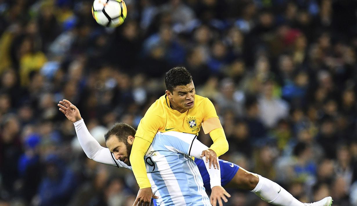 Pemain Brasil, Thiago Silva berduel dengan pemain Argentina, Gonzalo Higuaín pada laga persahabatan di Melbourne Cricket Ground, Melbourne, Australia, (9/6/2017). (Julian Smith/AAP Image via AP)