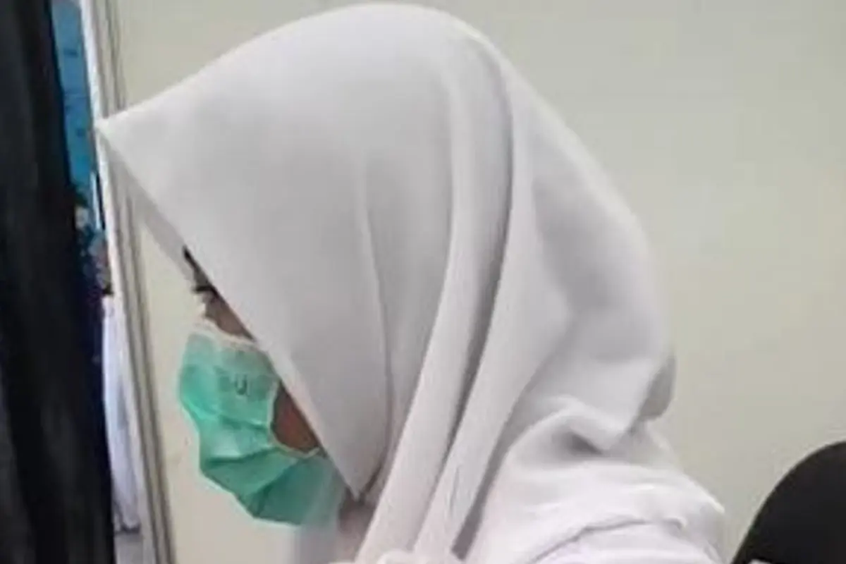Bisa Ditiru, Cara Kreatif Siswi Berhijab Agar Mudah Disuntik Vaksin Covid-19