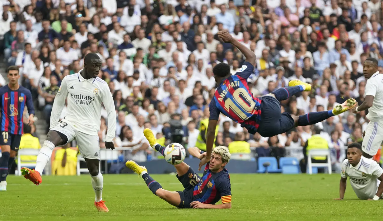 Tiga menit berselang Barcelona hampir mencetak gol penyeimbang lewat Ansu fati. Namun tembakan akrobatiknya masih menyamping dari mulut gawang. (AP/Manu Fernandez)