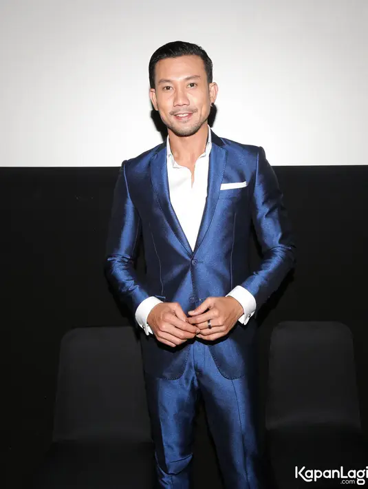 Masih dengan jas. Denny Sumargo terlihat rapih dengan jas warna biru metallic-nya. Ditambah dengan