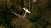 Pihak berwenang menyebutkan, penyelamat menemukan reruntuhan pesawat yang tabrakan, setengah mil dari bandara. 
