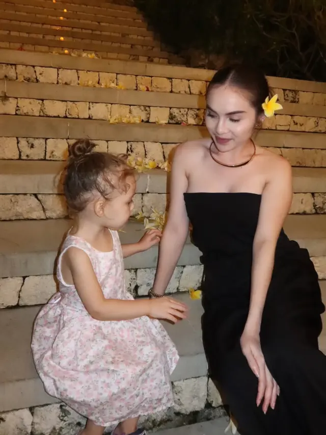 Elina Joerg saat welcoming dinner Syifa Hadju dan El Rumi di Bali. [@elinaaaaajoerg]