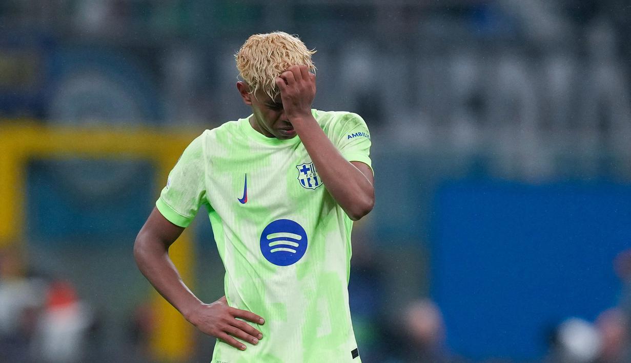 Pemain Barcelona, Lamine Yamal, menangis setelah takluk dari Inter Milan dalam duel leg kedua semifinal Liga Champions di Stadion Giuseppe Meazza, Milan, Rabu (7/5/2025) dini hari WIB. (AP Photo/Antonio Calanni)