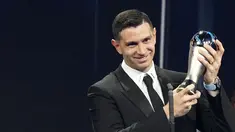Penjaga gawang timnas Argentina, Emiliano Martinez menerima penghargaan Kiper Terbaik FIFA 2022 dalam penganugerahan The Best FIFA Football Awards 2022 di Paris, Prancis, Senin (27/2/2023). Emiliano Martinez mengalahkan dua pesaingnya yakni Thibaut Courtois dan Yassine Bounou. (AP Photo/Michel Euler)